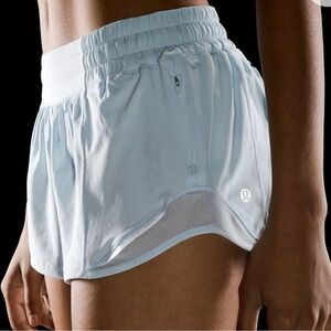 LULULEMON HOTTY HOT SHORT LOW RISE LINED 2.5”.SIZE 12